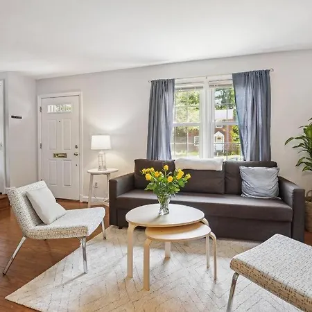 Spacious 3Br Arlington Home Close To Shops